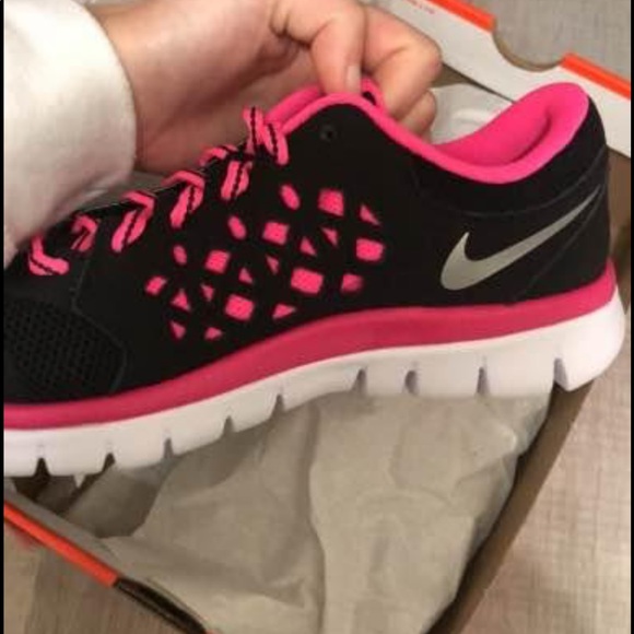 NIKE girls flex athletic shoes black/pink size 6 - Picture 2 of 8